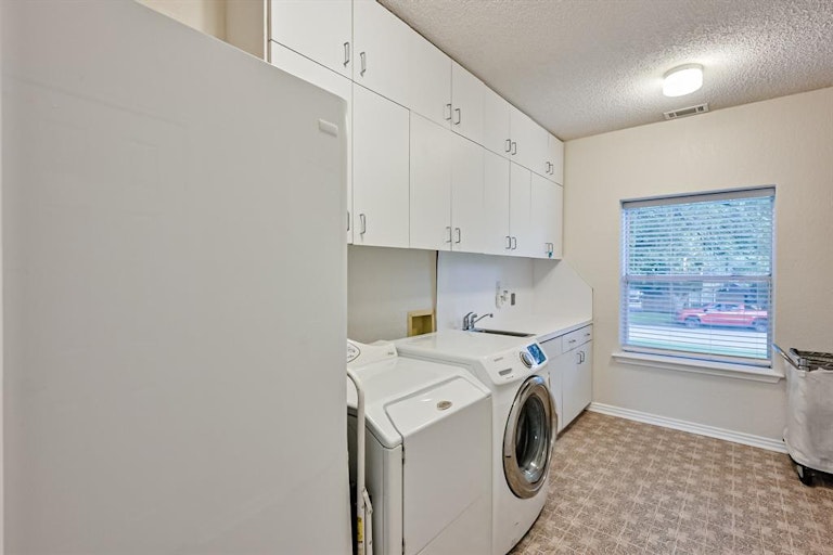 Photo 15 of 40 - 5607 Oak Branch Dr, Arlington, TX 76016