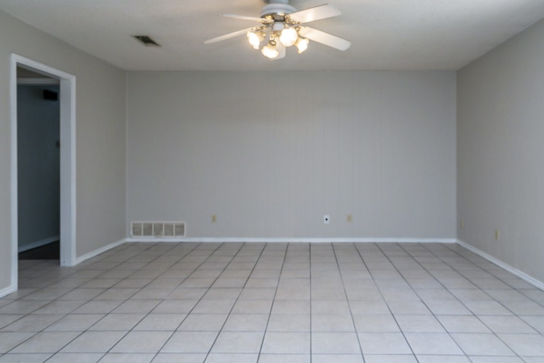Photo 5 of 18 - 1708 Oak Tree Dr, Denton, TX 76209