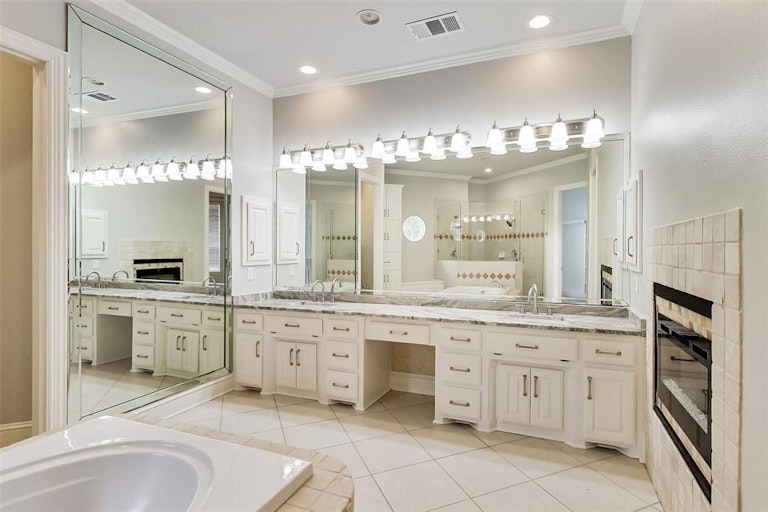Photo 15 of 40 - 2414 Diamond Point Dr, Cedar Hill, TX 75104