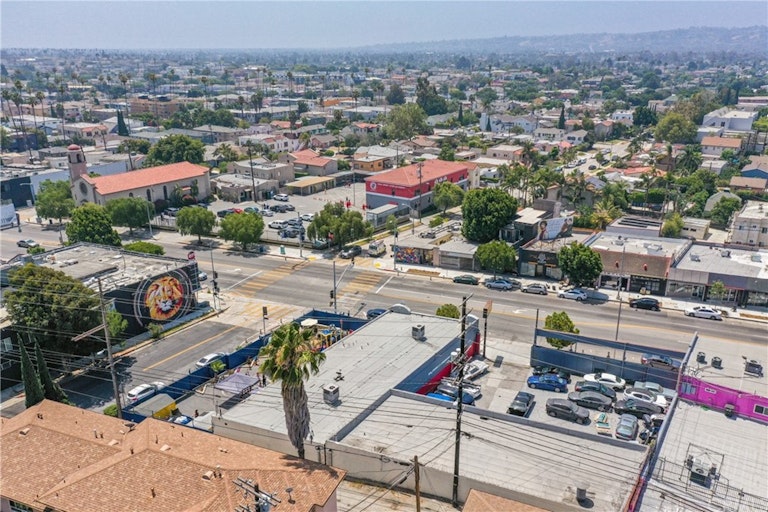 Photo 30 of 33 - 1364 S Ridgeley Dr, Los Angeles, CA 90019