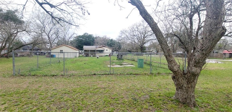 Photo 4 of 6 - 203 S 6th St, Highlands, TX 77562