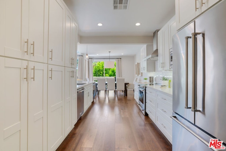 Photo 12 of 41 - 4342 Redwood Ave Unit C308, Marina Del Rey, CA 90292