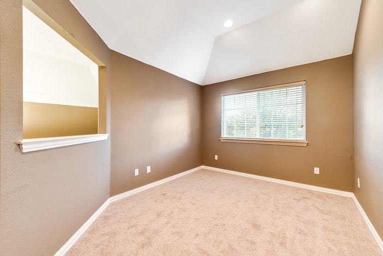 Photo 15 of 29 - 5733 Sugar Maple Dr, Fort Worth, TX 76244