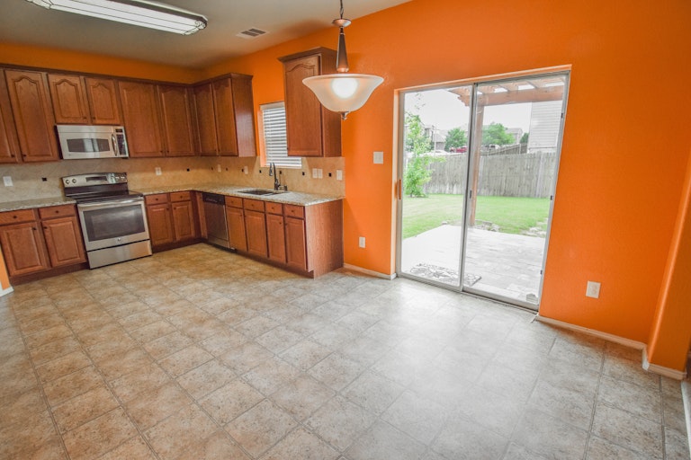 Photo 15 of 37 - 1701 Grassy View Dr, Fort Worth, TX 76131