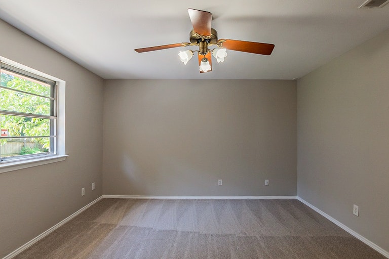 Photo 15 of 21 - 2717 Cantrell St, Irving, TX 75062