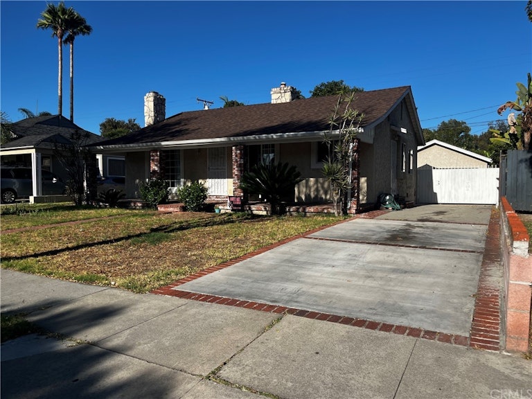 Photo 3 of 25 - 9630 Annetta Ave, South Gate, CA 90280