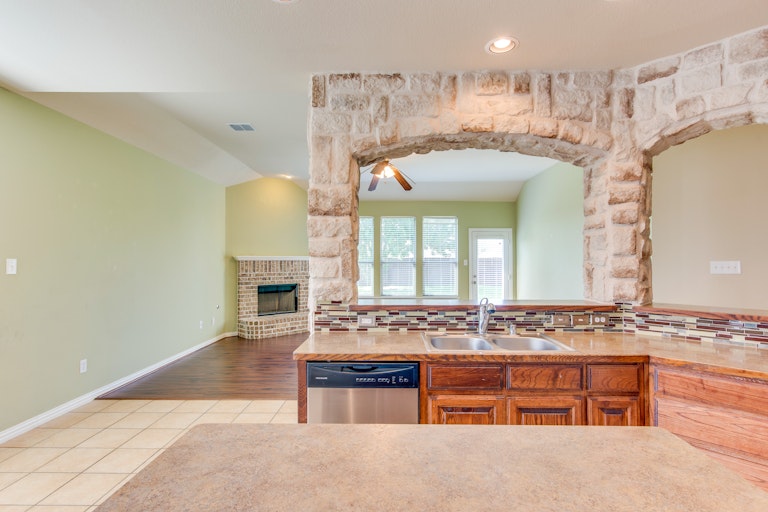 Photo 14 of 38 - 1716 Lake Wood Trl, Little Elm, TX 75068