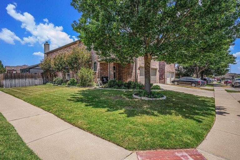 Photo 3 of 34 - 5901 Westgate Dr, Fort Worth, TX 76179