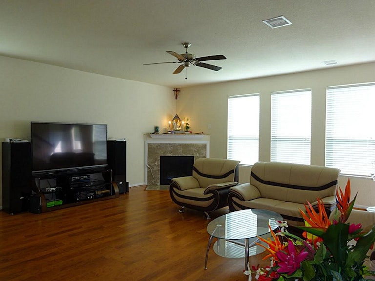 Photo 3 of 26 - 5103 El Tigre Ln, Baytown, TX 77521