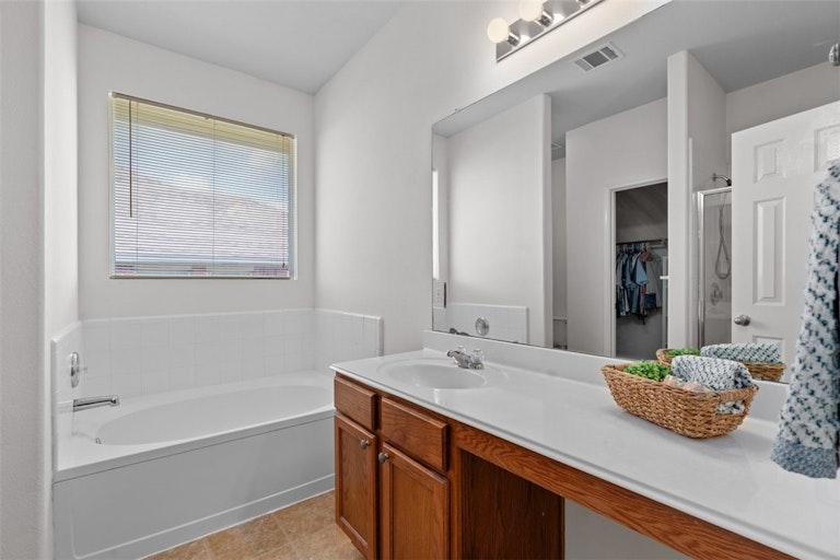 Photo 18 of 37 - 414 Las Colinas Dr, Leander, TX 78641