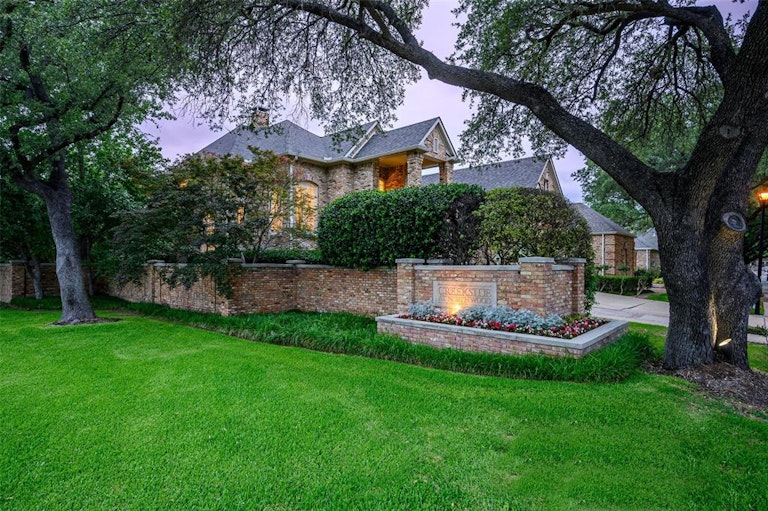Photo 2 of 35 - 13703 Creekside Pl, Dallas, TX 75240