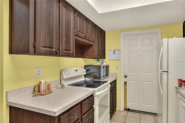 Photo 11 of 34 - 547 Market Sq W, Lakeland, FL 33813