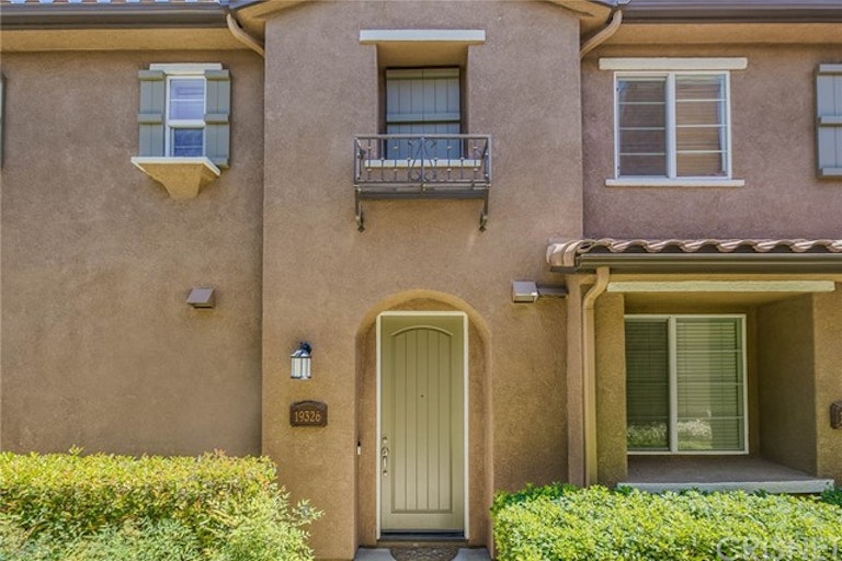 Photo 2 of 26 - 19326 Opal Ln #326, Santa Clarita, CA 91350