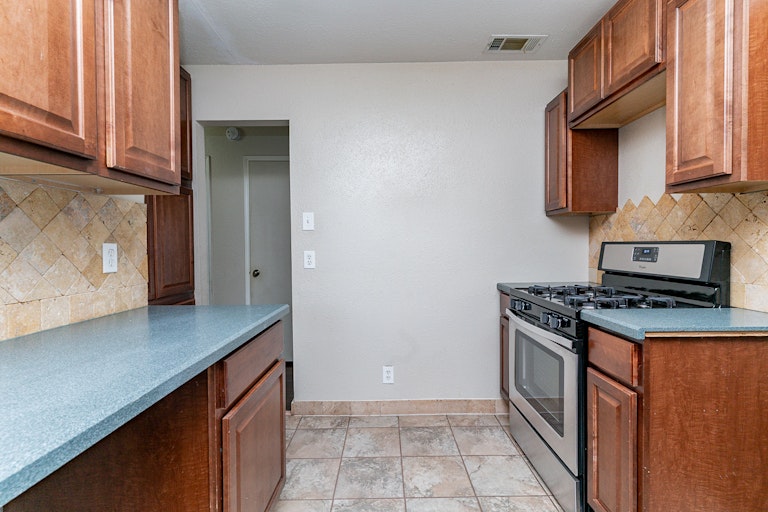 Photo 4 of 19 - 1210 S Gilpin Ave, Dallas, TX 75211