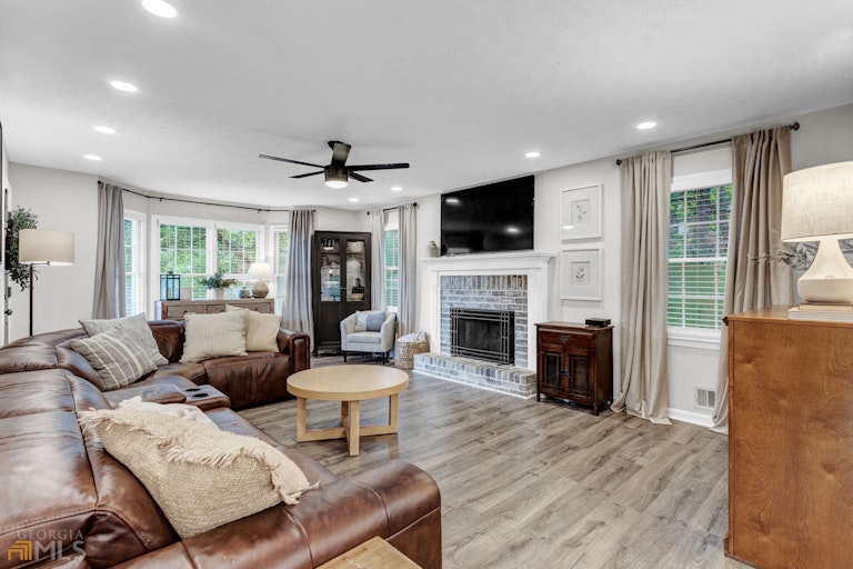 Photo 2 of 13 - 12 Sherwood Forest Dr, Douglasville, GA 30134