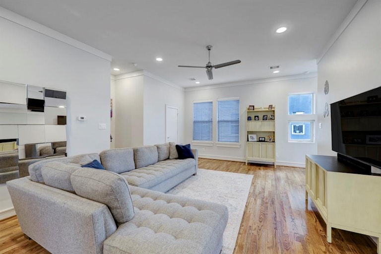 Photo 7 of 20 - 827 W 25th St Unit B, Houston, TX 77008