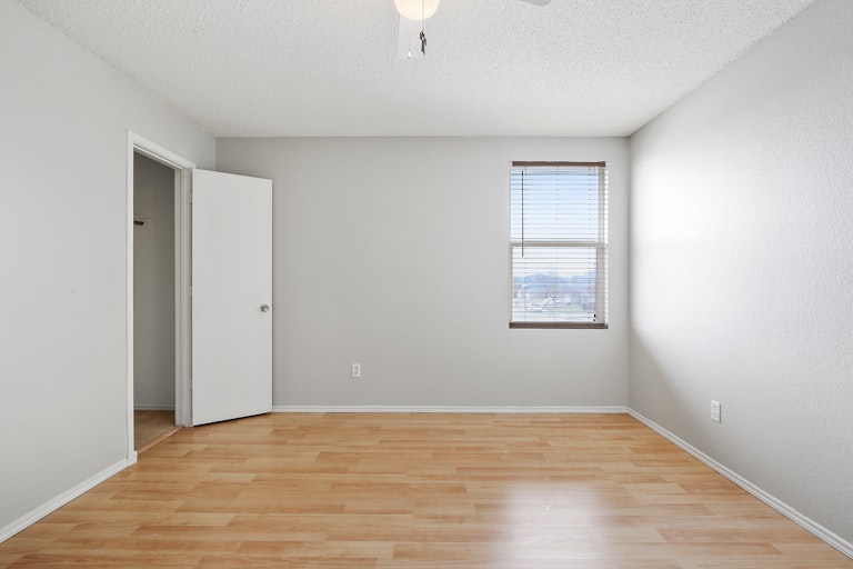 Photo 24 of 32 - 1300 Anna Lea Ln, Burleson, TX 76028
