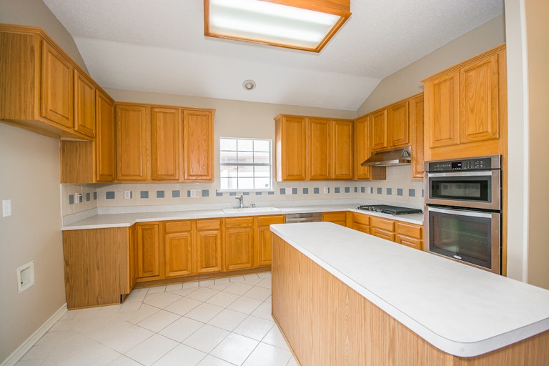Photo 9 of 30 - 2906 Spartacus Dr, Grand Prairie, TX 75052