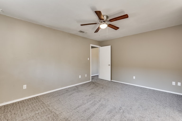 Photo 11 of 19 - 2117 Lea Meadow Cir, Corinth, TX 76208
