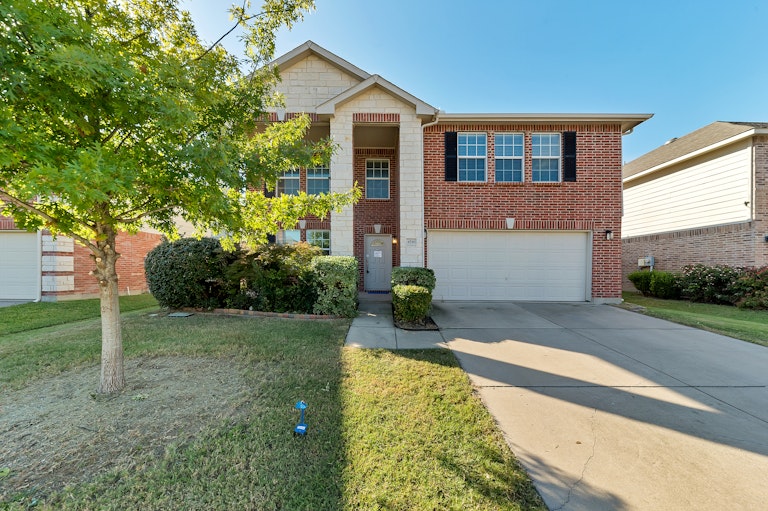 Photo 1 of 34 - 4516 Willow Rock Ln, Fort Worth, TX 76244