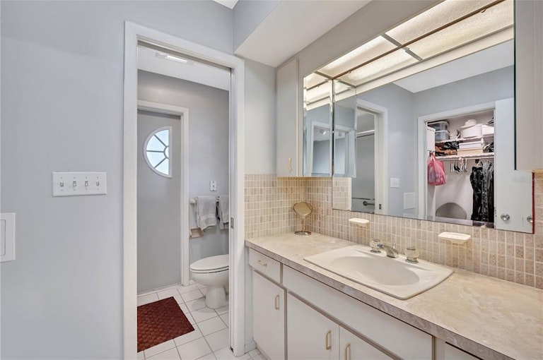Photo 27 of 45 - 449 S Shore Dr, Osprey, FL 34229