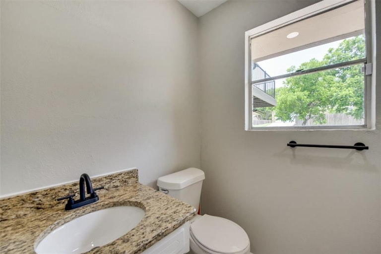 Photo 12 of 18 - 820 Ray Andra Dr, Desoto, TX 75115