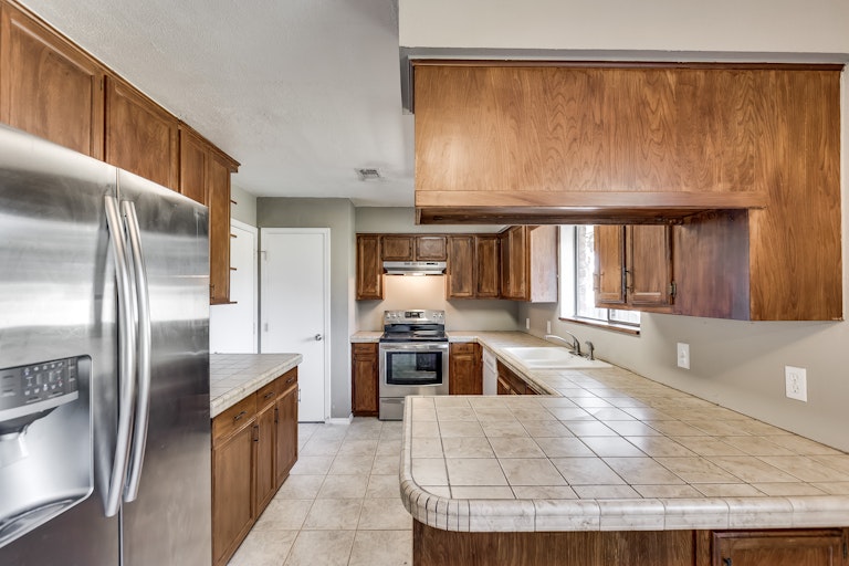 Photo 3 of 19 - 2117 Lea Meadow Cir, Corinth, TX 76208