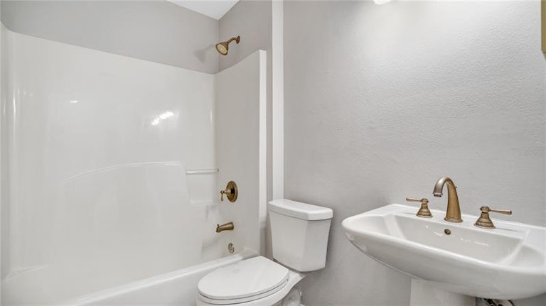 Photo 15 of 25 - 3074 Blaine Cir, Deltona, FL 32738
