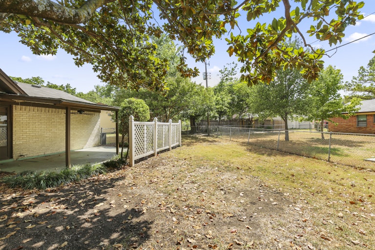 Photo 5 of 25 - 309 Jasmine Ct, Burleson, TX 76028