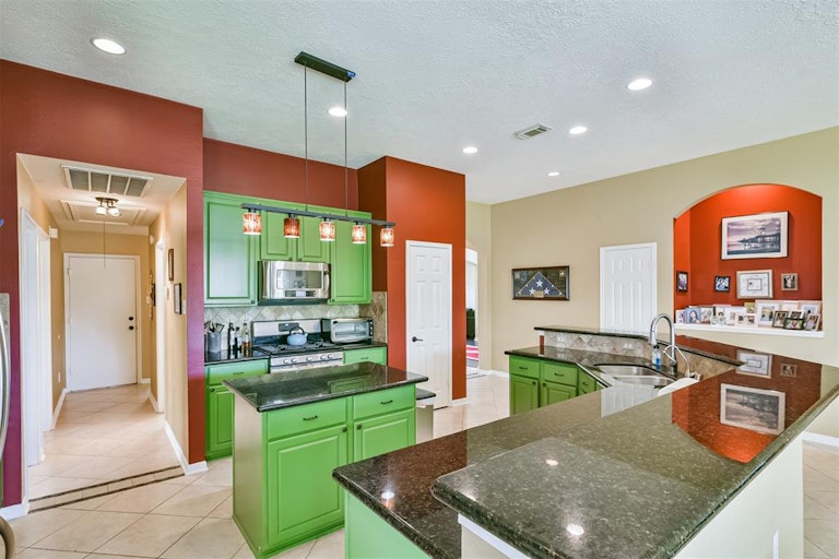Photo 15 of 41 - 3111 Genessee Creek Ln, Friendswood, TX 77546