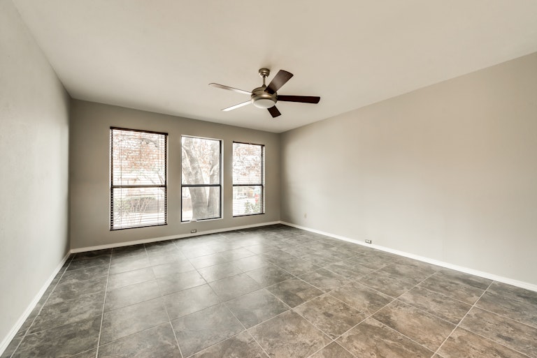Photo 18 of 31 - 1115 Derbyshire Pl, Carrollton, TX 75007