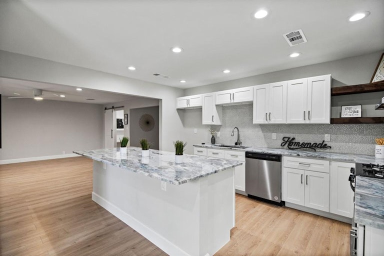 Photo 6 of 25 - 4927 Hialeah Dr, Houston, TX 77092