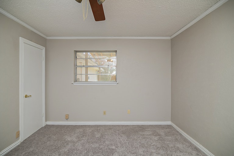 Photo 16 of 33 - 2300 Green Oaks St, Denton, TX 76209