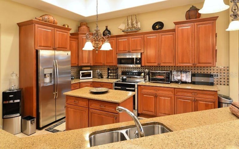 Photo 14 of 22 - 571 Putting Green Ln, Longboat Key, FL 34228