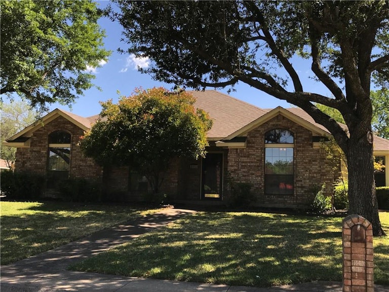 Photo 1 of 30 - 516 Tealridge Ln, Desoto, TX 75115