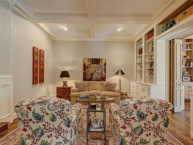 Photo 10 of 31 - 17316 Club Hill Ln, Dallas, TX 75248