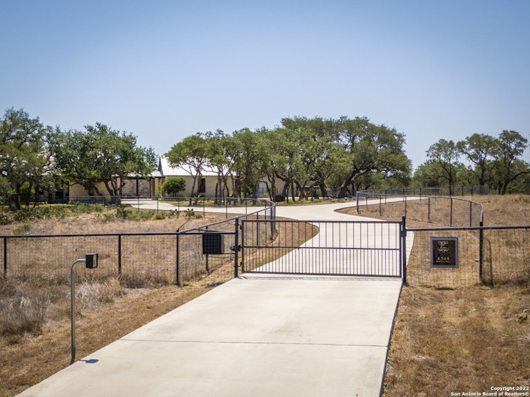 Photo 7 of 42 - 4544 Natures Way, New Braunfels, TX 78132