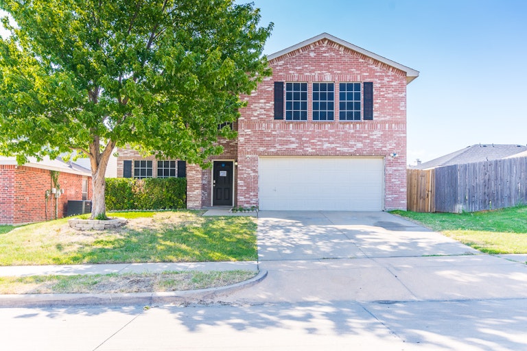 Photo 2 of 38 - 5637 Ainsdale Dr, Fort Worth, TX 76135