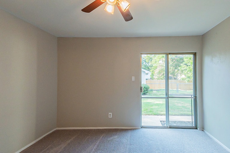 Photo 11 of 27 - 4702 Colgate Ln, Garland, TX 75042