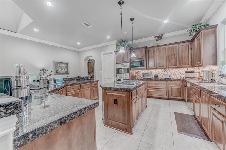 Photo 9 of 31 - 2026 Pecan St, Katy, TX 77494