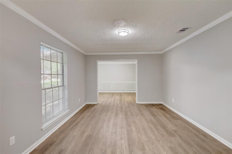 Photo 10 of 46 - 14002 Cedar Point Dr, Houston, TX 77070