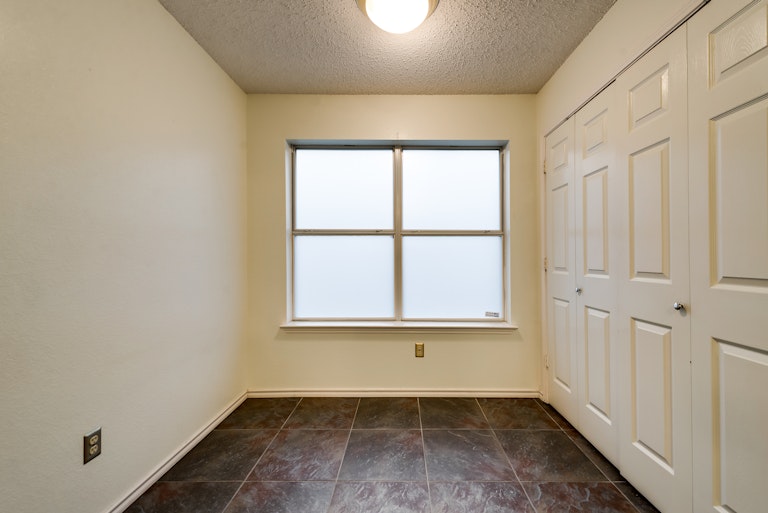 Photo 15 of 30 - 2516 Helen Ln, Mesquite, TX 75181
