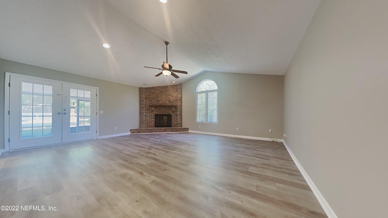 Photo 4 of 21 - 8038 Cayuga Trl S, Jacksonville, FL 32244