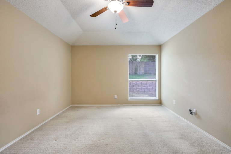 Photo 16 of 23 - 7201 Royal Oak Dr, Benbrook, TX 76126