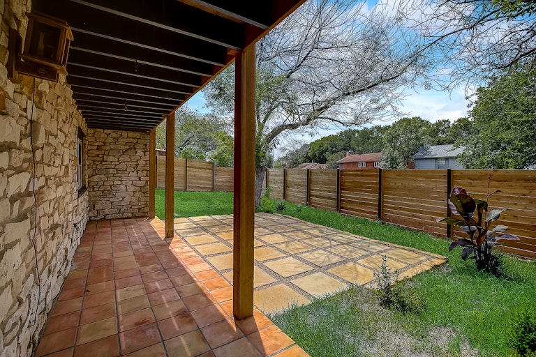 Photo 14 of 50 - 8103 Shiloh Ct, Austin, TX 78745