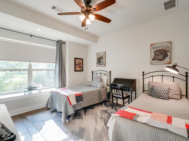 Photo 23 of 40 - 6409 Shoreline Dr, Little Elm, TX 75068