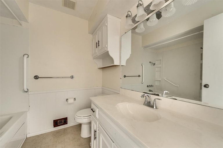 Photo 21 of 26 - 13 Lee Dr, Rockwall, TX 75032