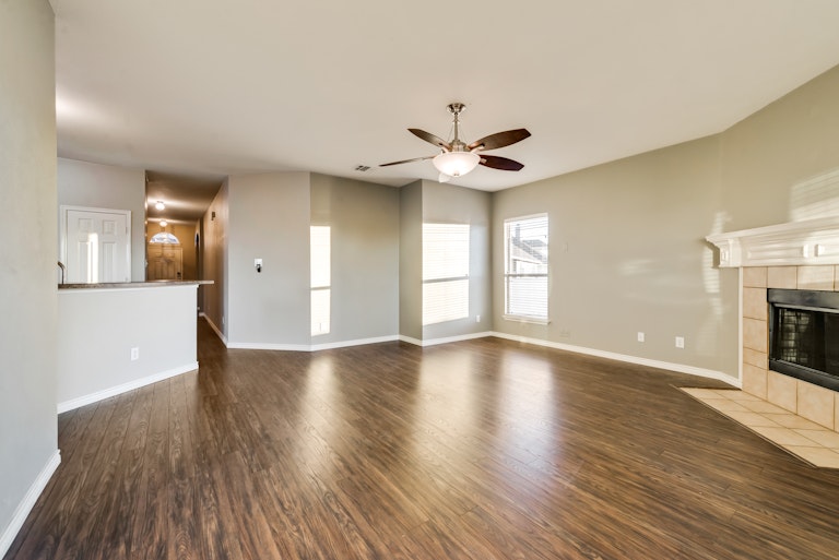 Photo 8 of 24 - 1641 Mary Ln, Aubrey, TX 76227