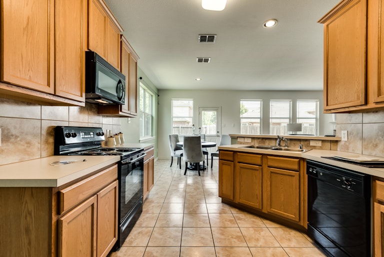 Photo 2 of 37 - 229 Willowlake Dr, Little Elm, TX 75068