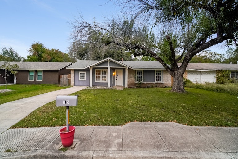 Photo 7 of 25 - 7115 Glen Trl, San Antonio, TX 78239
